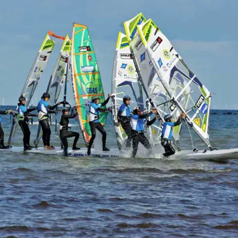 Groupe de windsurfeurs sur l'eau