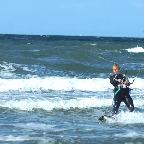 Kitesurfeur sur le plan d'eau