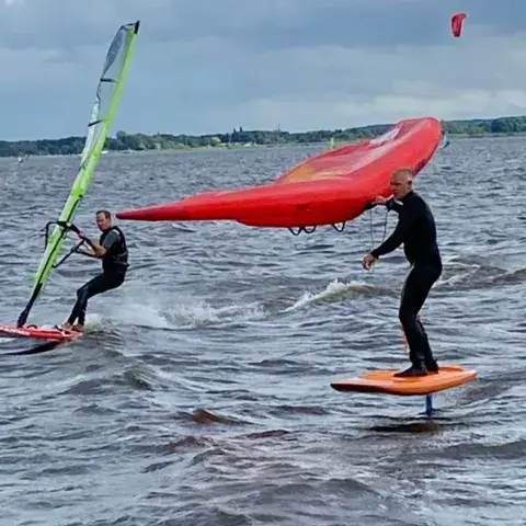 Windsurf et wing foil sur le lac