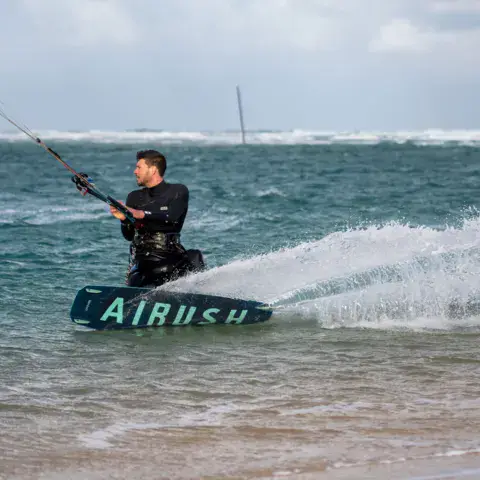 Kitesurfeur à pleine vitesse sur une planche Airush