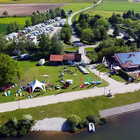 Vue aérienne de la station au bord du lac