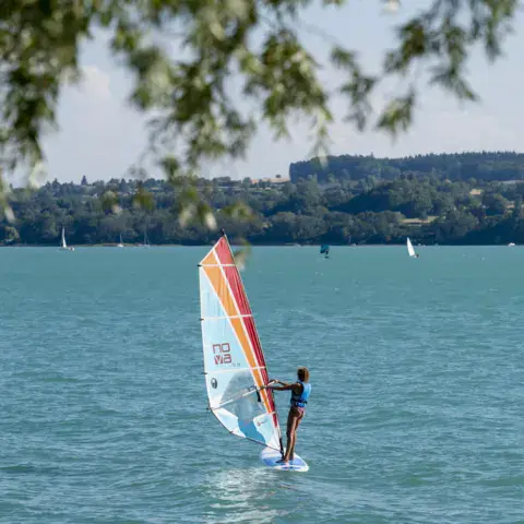 Windsurfeur devant les rives du lac