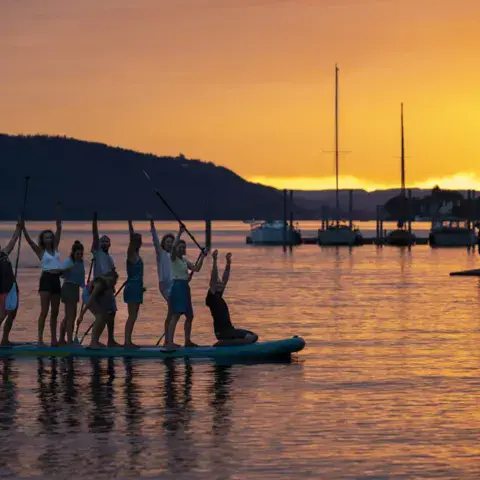 Groupe en SUP au coucher du soleil