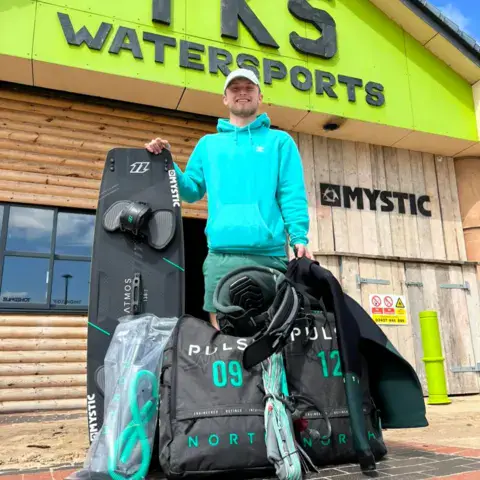 Façade du centre PKS Watersports avec sacs de kite et planches