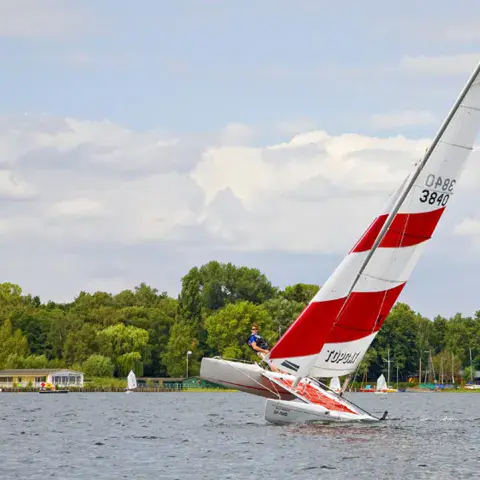 Catamaran sur le lac