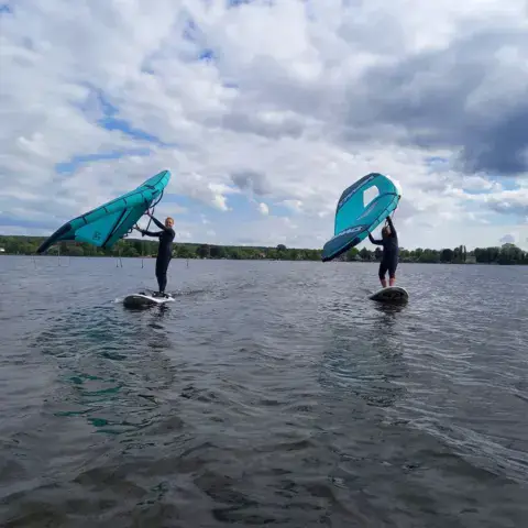 Deux pratiquants de wing sur le lac