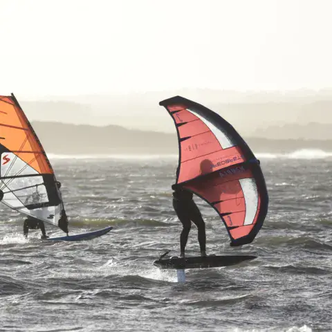 Deux riders de wing foil au large