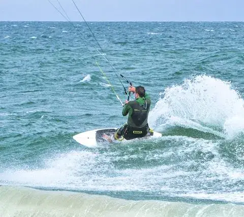 Kitesurfeur dans les vagues