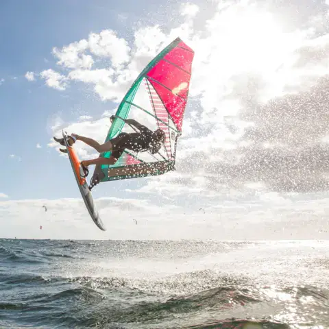 Saut en windsurf