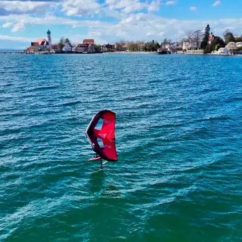 Wing foil devant Wasserburg