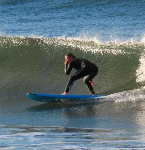 Surfeur sur une vague à Cresswell