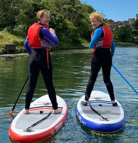 Deux élèves en paddle sur la rivière