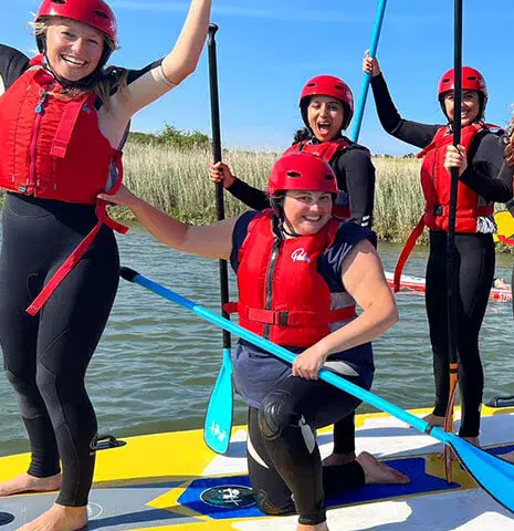 Groupe en gilet et casque sur un grand paddle collectif