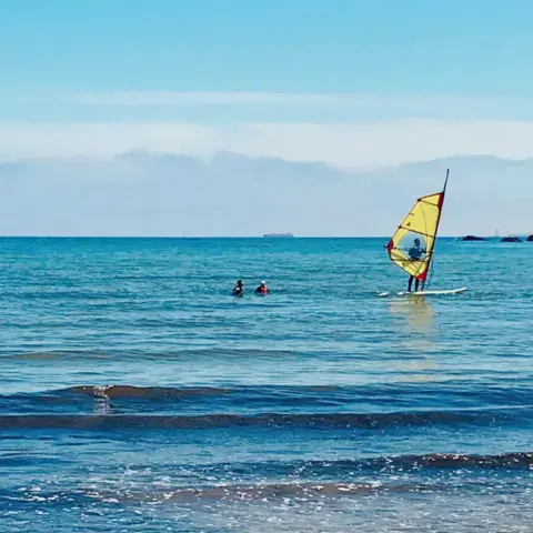 Planche à voile dans la baie
