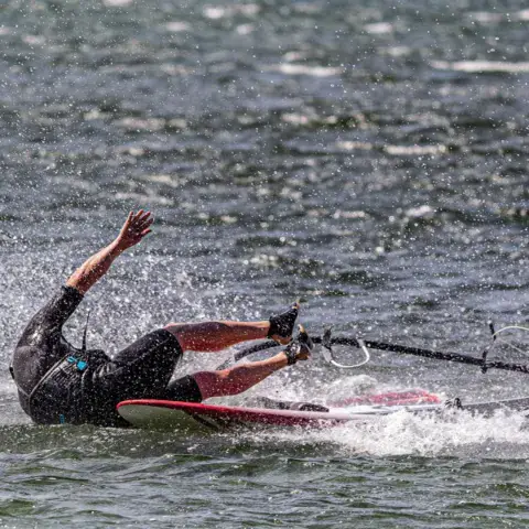 Chute à l'eau en windsurf
