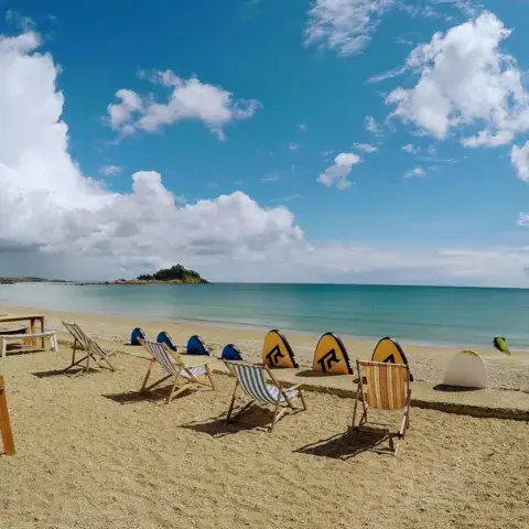 Transats sur la plage face à la baie