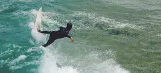 Surfeur sur une vague, vue du dessus