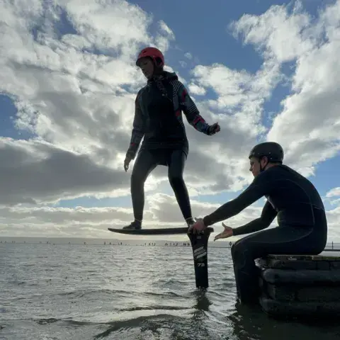 Cours de pumpfoil sur le lac de West Kirby