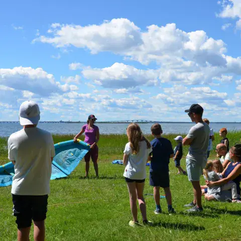 Briefing d'un groupe avant le cours, au bord de l'eau