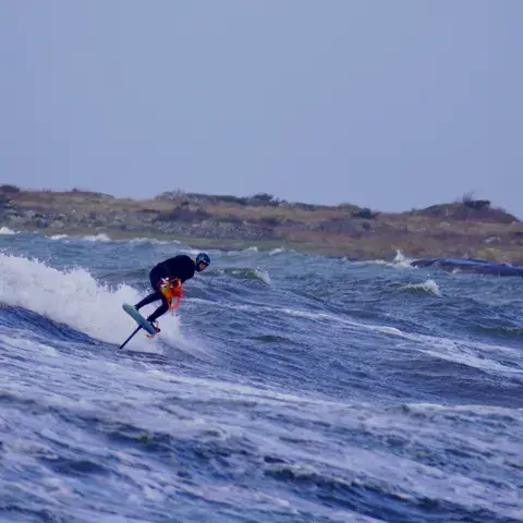 Kitesurfeur dans les vagues
