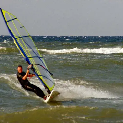 Windsurf dans les vagues