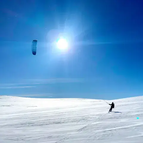 Snowkiter sous son aile sur le plateau