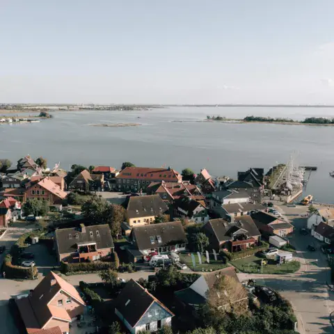 Vue aérienne du port et de la côte