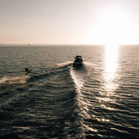 Wakeboard tracté au coucher du soleil