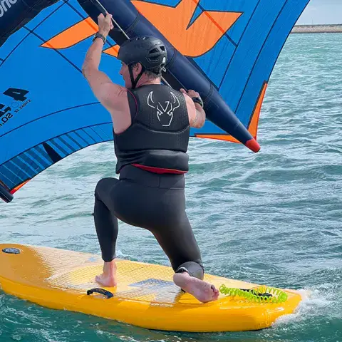 Initiation au wing foil à genoux sur la planche