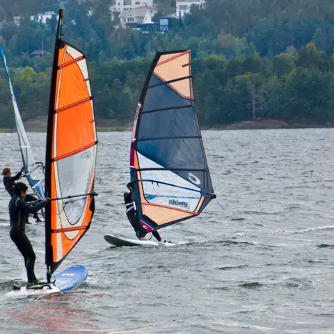 Deux véliplanchistes en navigation