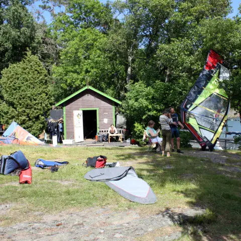 Cabane et zone de gréement au bord de l'eau