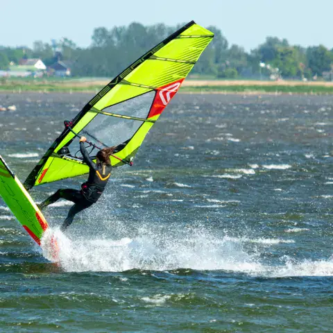 Planche à voile en virage dans le clapot