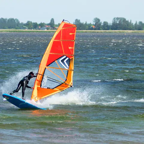 Planche à voile au planning, voile orange