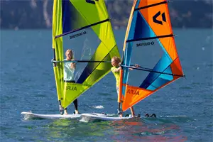 Deux planches à voile sur l'eau