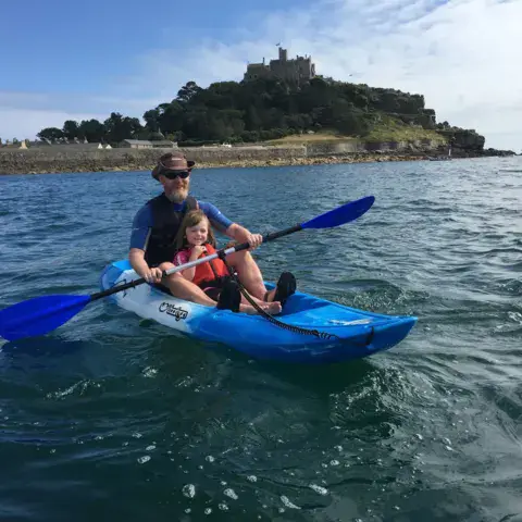 Kayak biplace sur l'eau, avec St Michael's Mount en arrière-plan