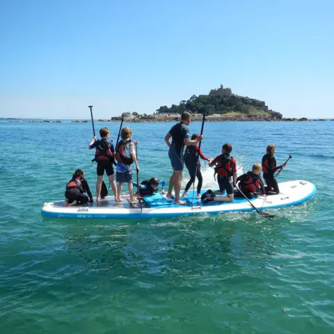 Groupe sur un grand paddle collectif, face à St Michael's Mount