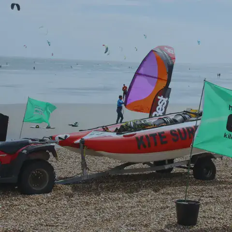 Bateau de sécurité et drapeau CBK sur la plage de galets