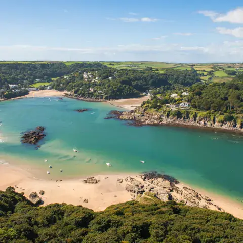 Vue aérienne de l'estuaire de Salcombe, avec ses plages et ses eaux claires