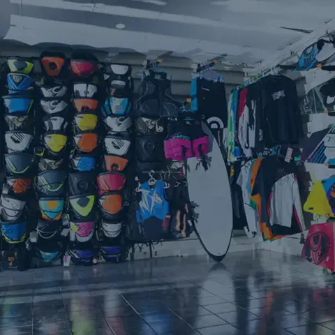 Intérieur du magasin : harnais, combinaisons et planches