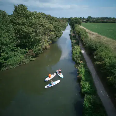 Sortie paddle sur un canal vu d'en haut