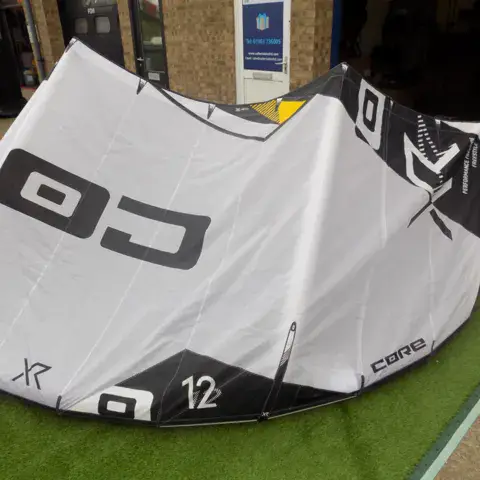 Kite Core remis en état devant l'atelier