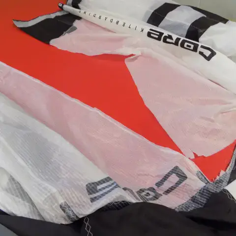 Déchirure d'un kite Core avant réparation