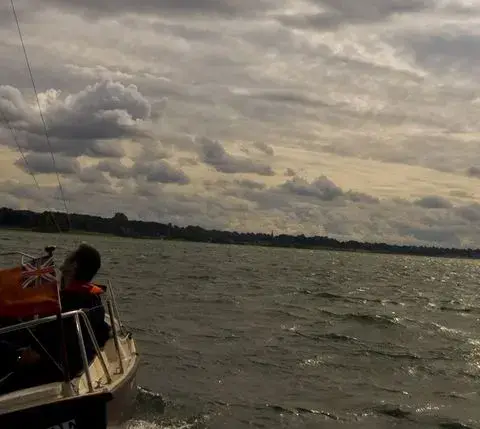 Petit voilier en contre-jour sur le lac