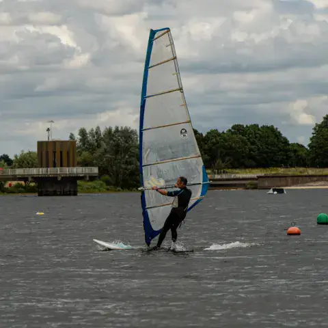 Windsurfeur sur le plan d'eau
