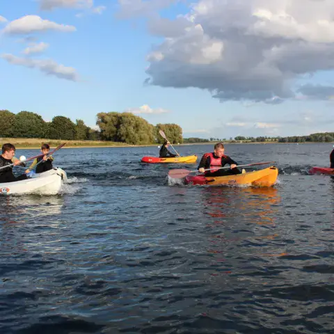 Groupe de kayakistes sur le lac