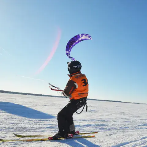 Snowkiteur sur skis, sur une étendue gelée