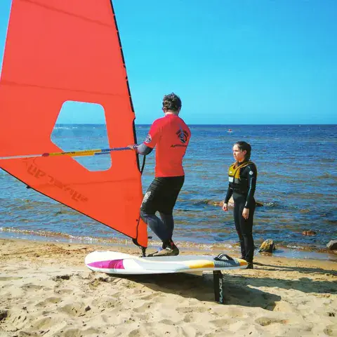 Initiation à la planche à voile sur la plage