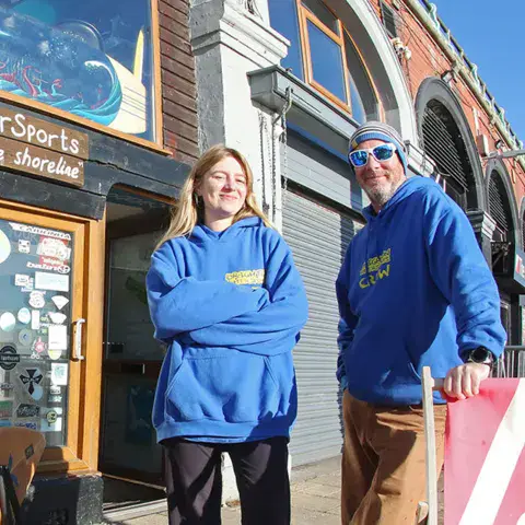 Devant la boutique, sur le front de mer