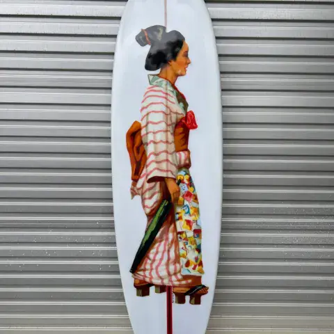 Planche sur mesure avec un motif peint à la main