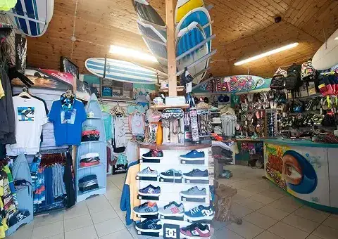 L'intérieur du magasin, avec planches et vêtements